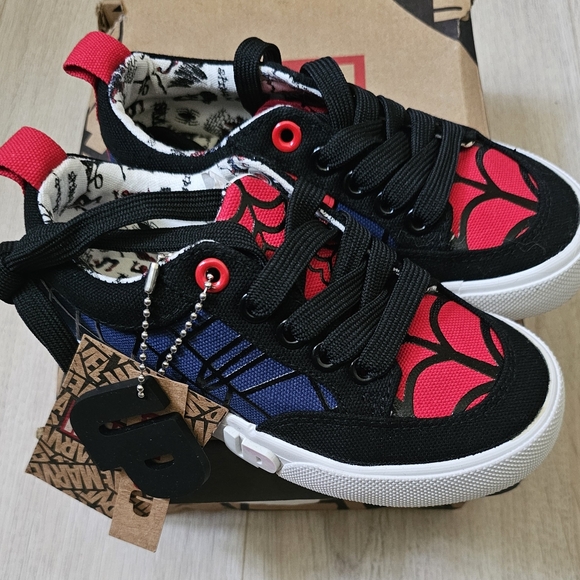 Ground Up Marvel Spiderman Sneakers - Picture 3 of 6